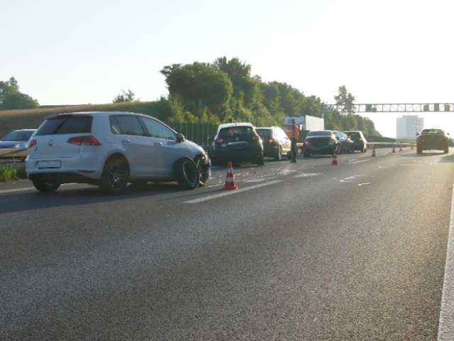 Risch Rotkreuz ZG - Unfall mit sechs beteiligten Fahrzeugen