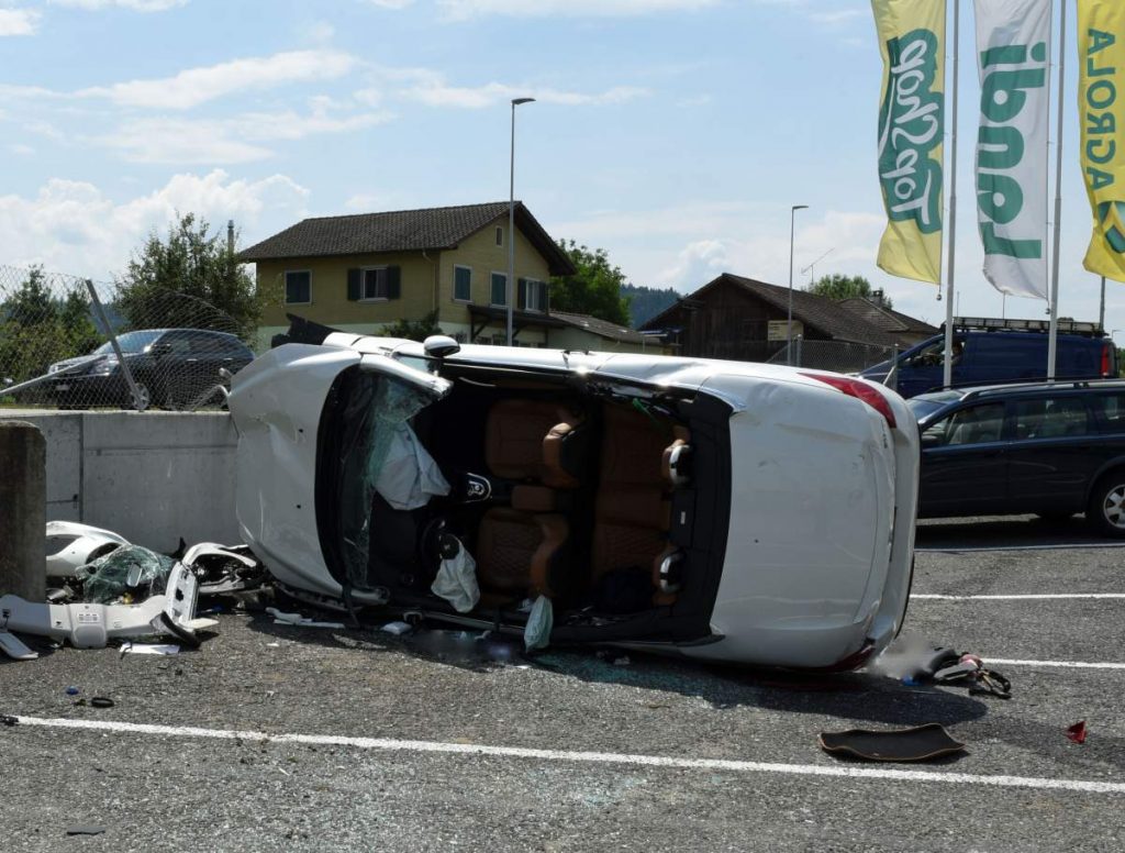 Ettiswil LU - 86-jähriger Autofahrer verursacht heftigen Selbstunfall