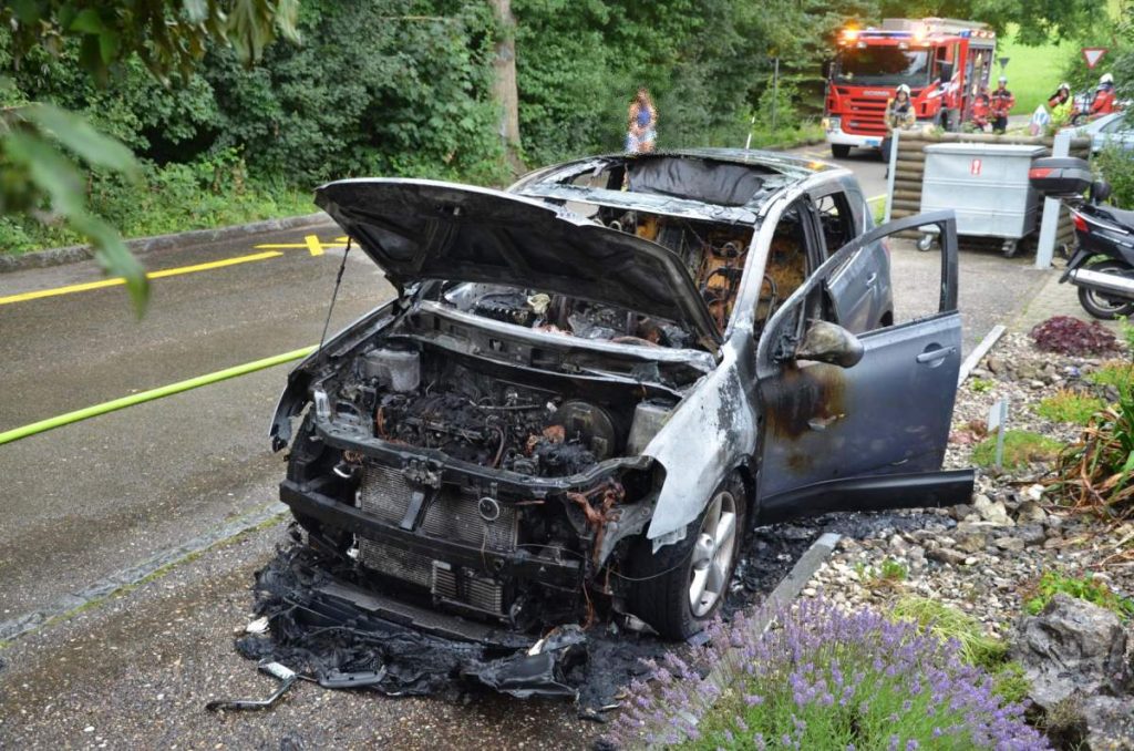 Itingen BL - Auto bei Brand komplett zerstört