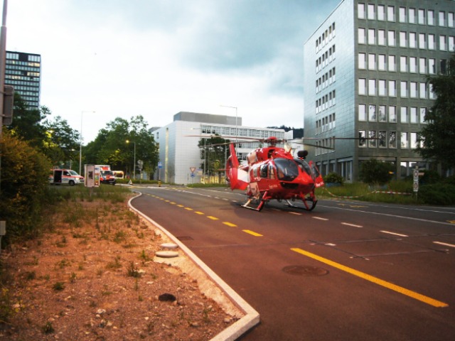 Zug ZG - Lenker nach Radunfall ins Spital geflogen