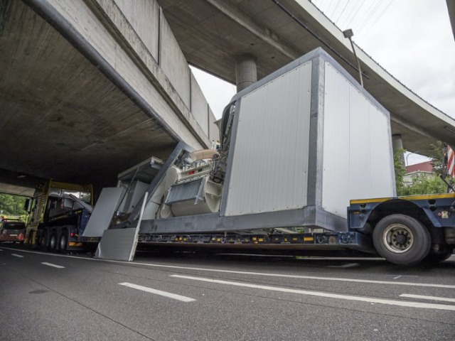 Unfall in Worblaufen BE - Lastwagen in Unterführung verkeilt