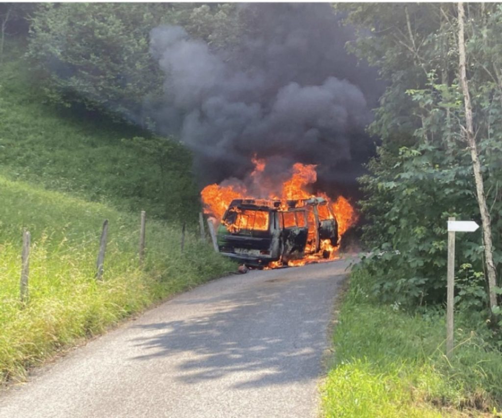 Zénauva FR - Campingbus durch Brand zerstört