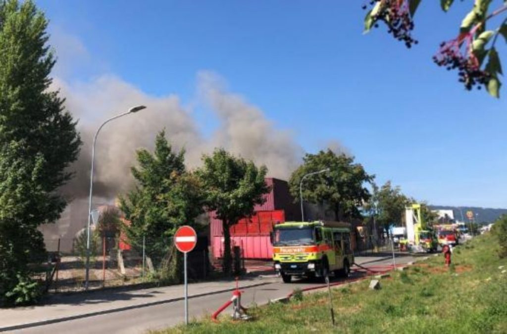 Schlieren ZH - Über 100.000 Franken Schaden nach Brand in Recyclingbetrieb
