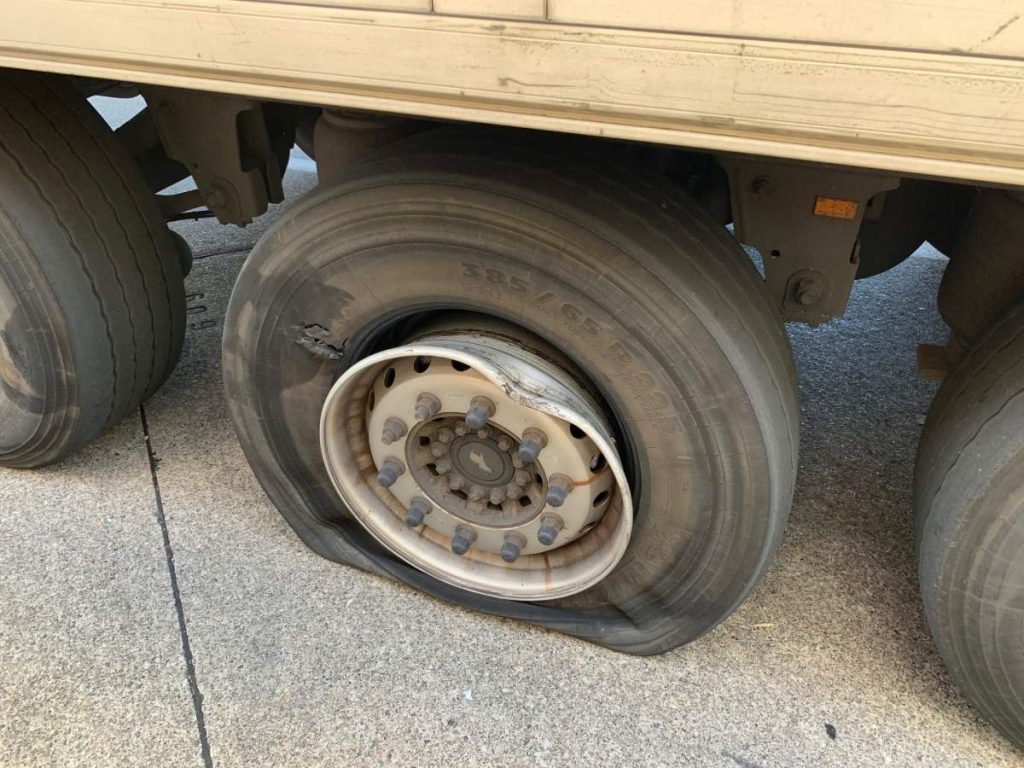 Basel - Lastwagen mit kaputtem Pneu entdeckt