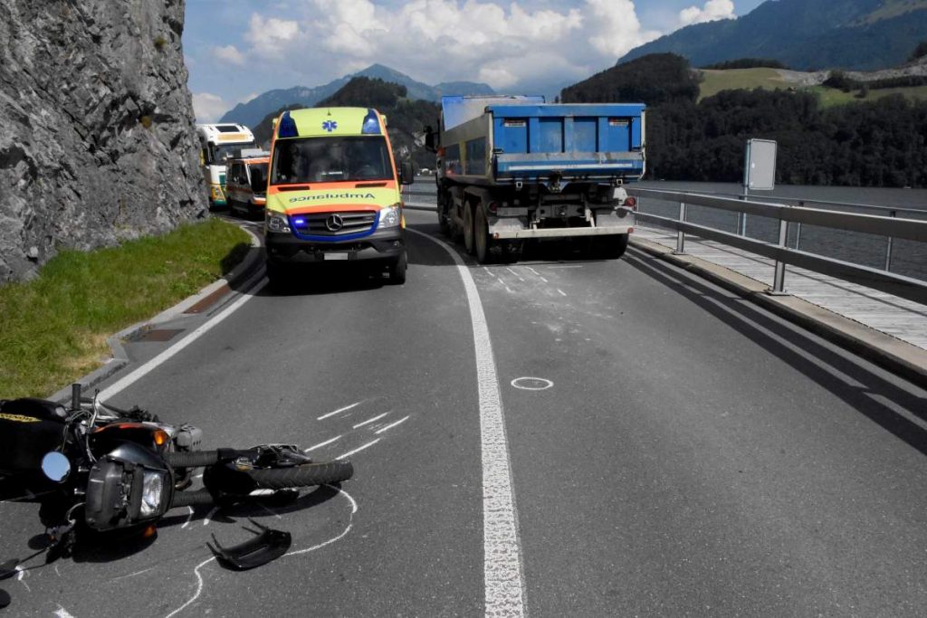 Stansstad NW - Motorradlenker stürzt bei Unfall mit Lkw