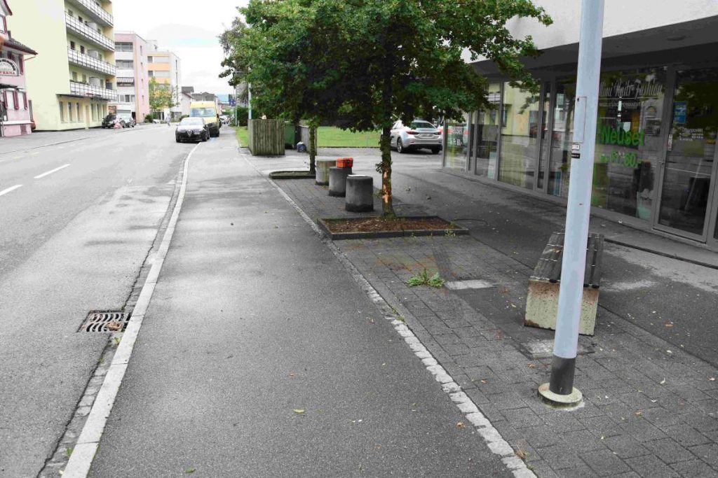 Selbstunfall in Niederuzwil SG - Autofahrer prallt gegen Sitzbank und Baum