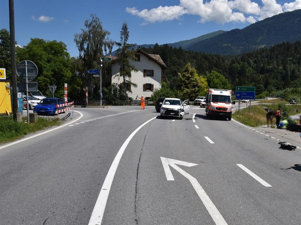 Bonaduz GR - Verkehrsunfall zwischen Töfffahrer und Autolenkerin