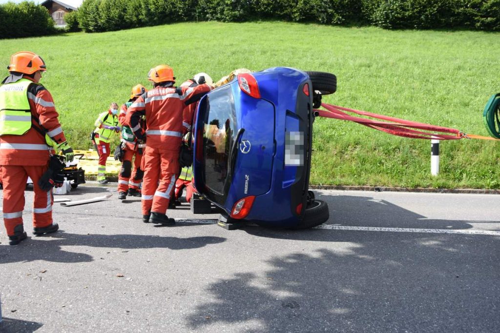 Heftiger Unfall Gebertingen SG - Autofahrerin (21) in Baum geprallt