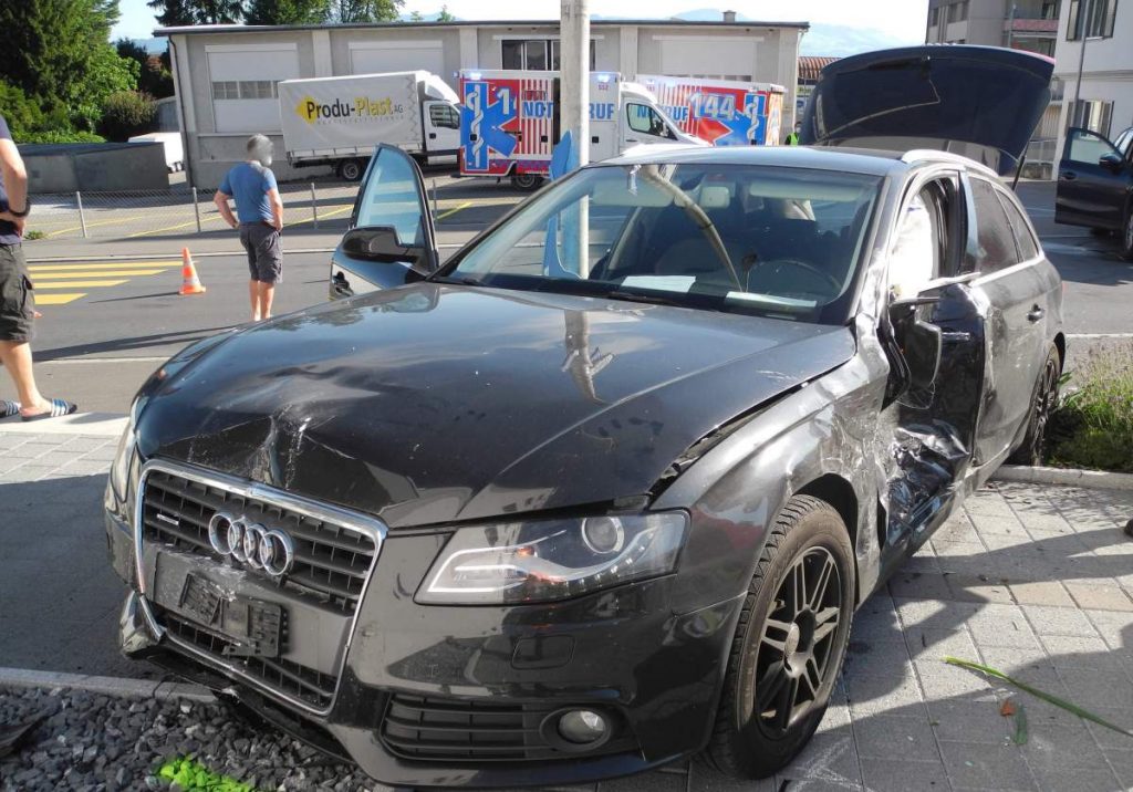 Buttikon SZ - Drei Verletzte und Fahrverbot nach Unfall