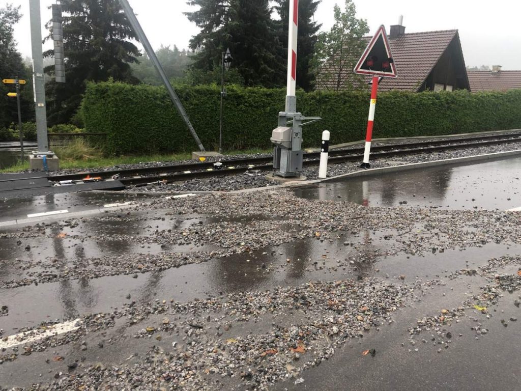 St.Gallen - Wegen starken Regenfällen Steine auf Strasse geschwemmt