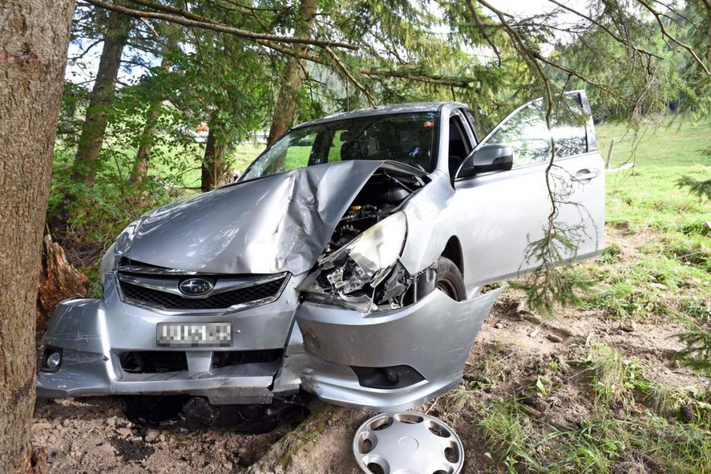 St. Niklausen OW - Mit gestohlenem Auto in Baum gekracht