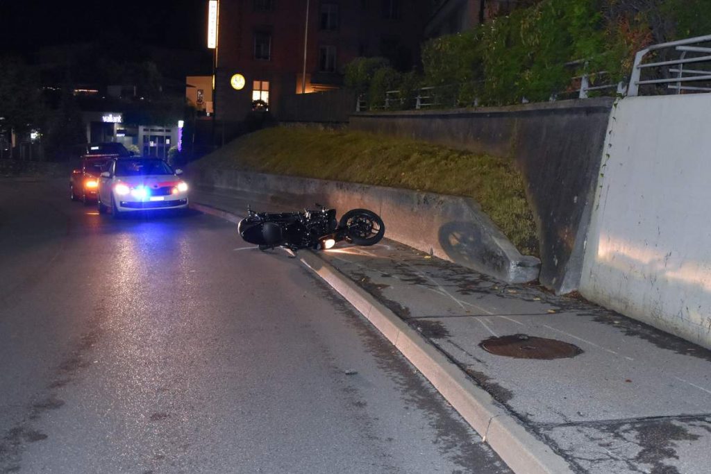 Unfall in Düdingen FR - Motorradlenker nach Aufprall schwer verletzt