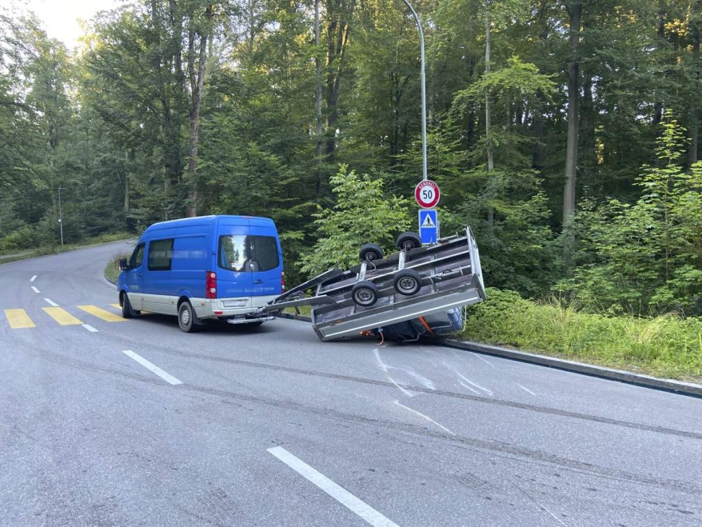 Zürich - Anhänger bei Unfall auf die Seite gekippt
