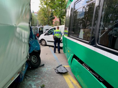 Basel-Stadt BS - Vier Verletzte bei Unfall zwischen Lieferwagen und Tram