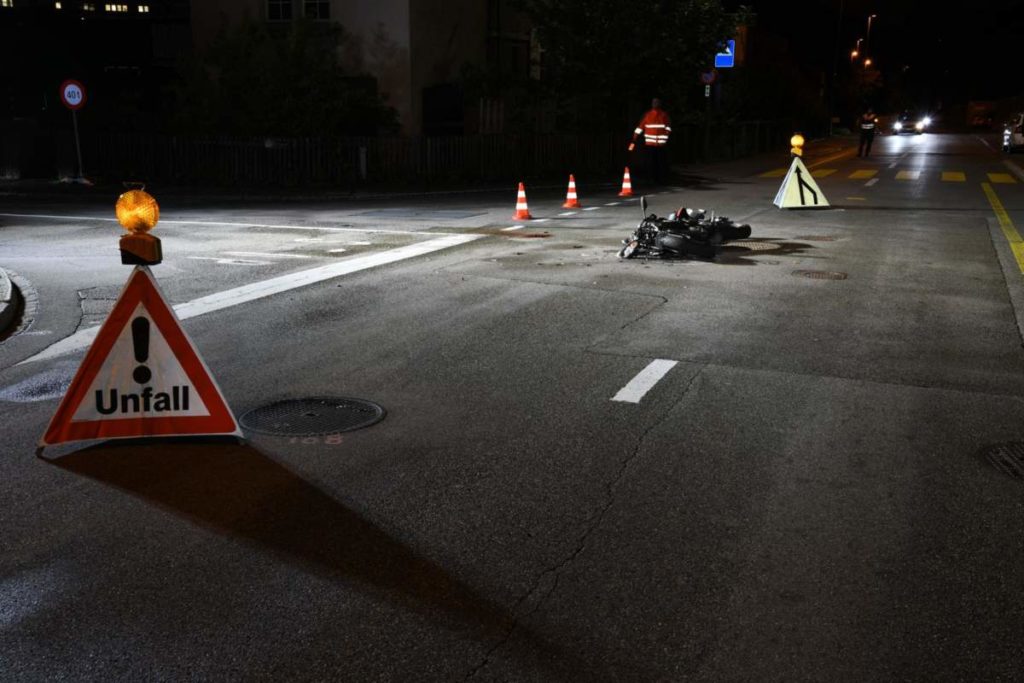 Liestal BL - Motorradfahrer (17) nach Verkehrsunfall mit PW schwer verletzt