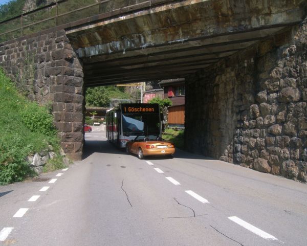 Erstfeld UR - Frontalunfall zwischen Bus und Auto