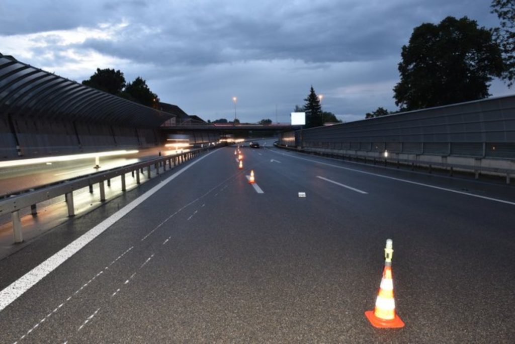 Unterengstringen ZH - Autolenkerin (21) auf Autobahn verunfallt
