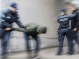 Winterthur ZH - Mann (25) sticht auf Tür ein und verletzt 2 Polizisten