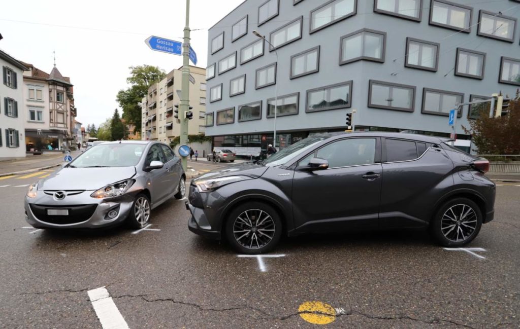 St.Gallen SG - Seitlich-frontaler Unfall auf Kreuzung