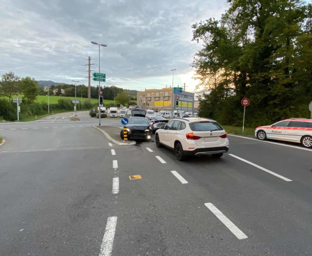 Verkehrsunfal Baar ZG - Beim Autobahnende Kontrolle über Fahrzeug verloren
