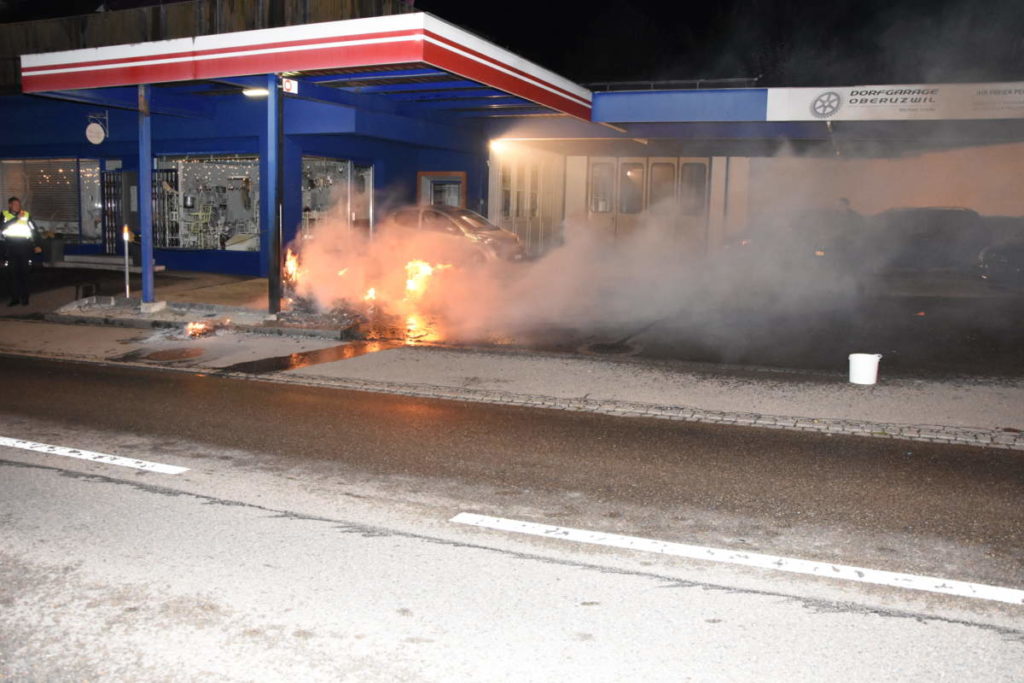 Oberuzwil SG - Unbekannter steckt Altpapier in Brand