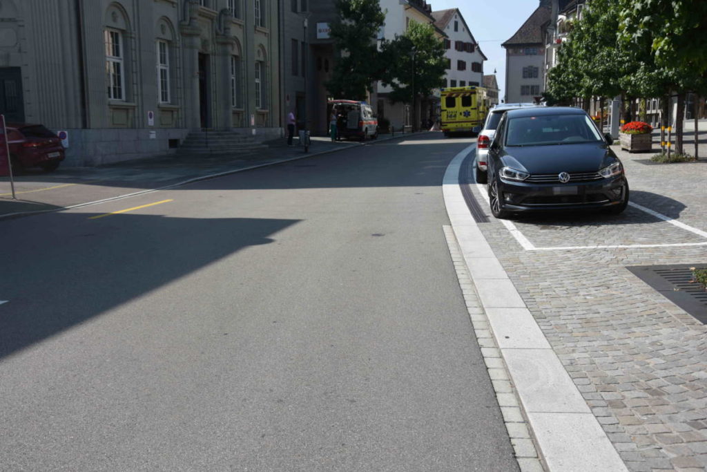 Rapperswil-Jona SG - Mit E-Bike auf der Rathausstrasse verunfallt