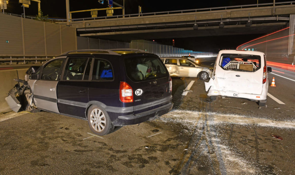 Luzern - Schwerer Unfall auf der Autobahn A2 fordert vier Verletzte