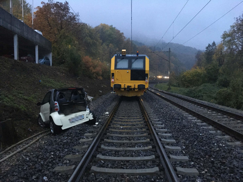 Unfall Baden AG: Auto rollt auf Bahngleis und kollidiert mit Zug