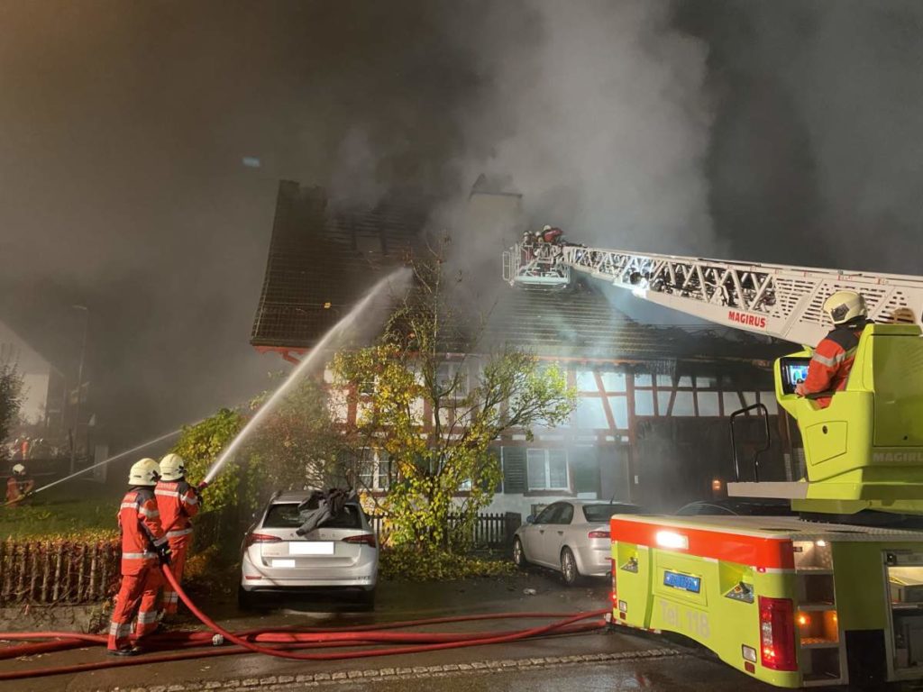 Höri ZH - Denkmalgeschütztes Wohn- und Geschäftshaus in Brand geraten