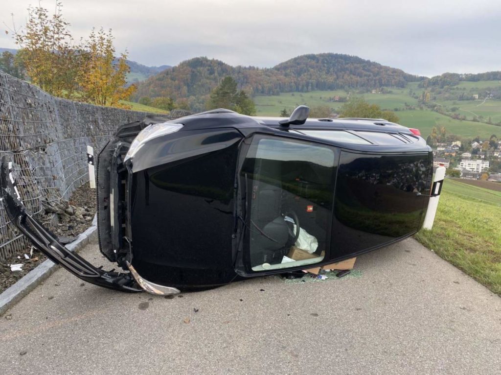 Unfall Oberdorf BL - Auto landet auf der Seite