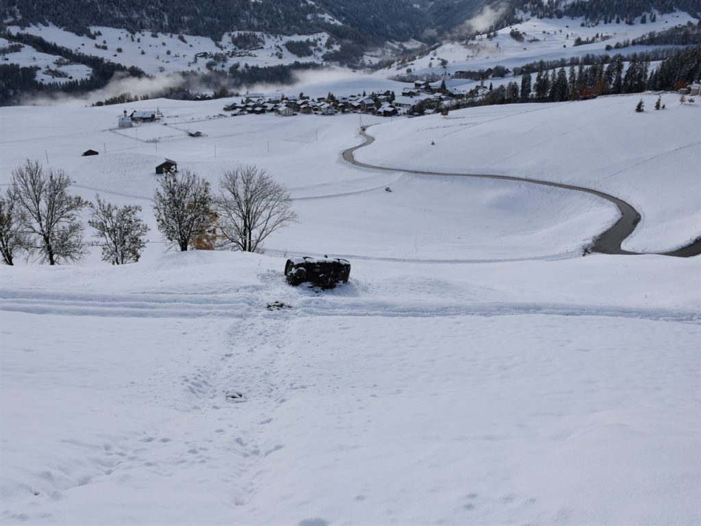 Arosa, Malix, Vella GR: Autos von schneebedeckten Strassen abgekommen