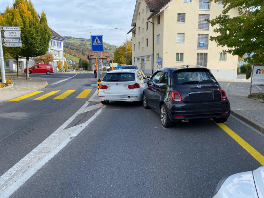 Oberägeri ZG: Unfall mit drei Fahrzeugen wegen Marienkäfer