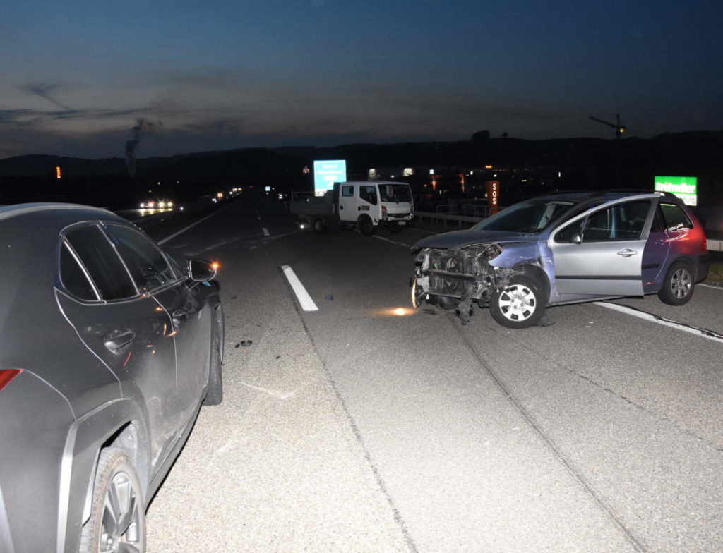 Autobahn A1, Oberbüren SG - Unfall mit drei Fahrzeugen