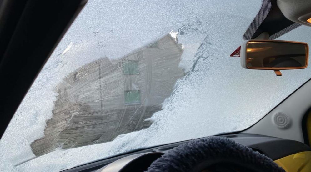 Fahrzeuge unbedingt von Schnee und Eis befreien