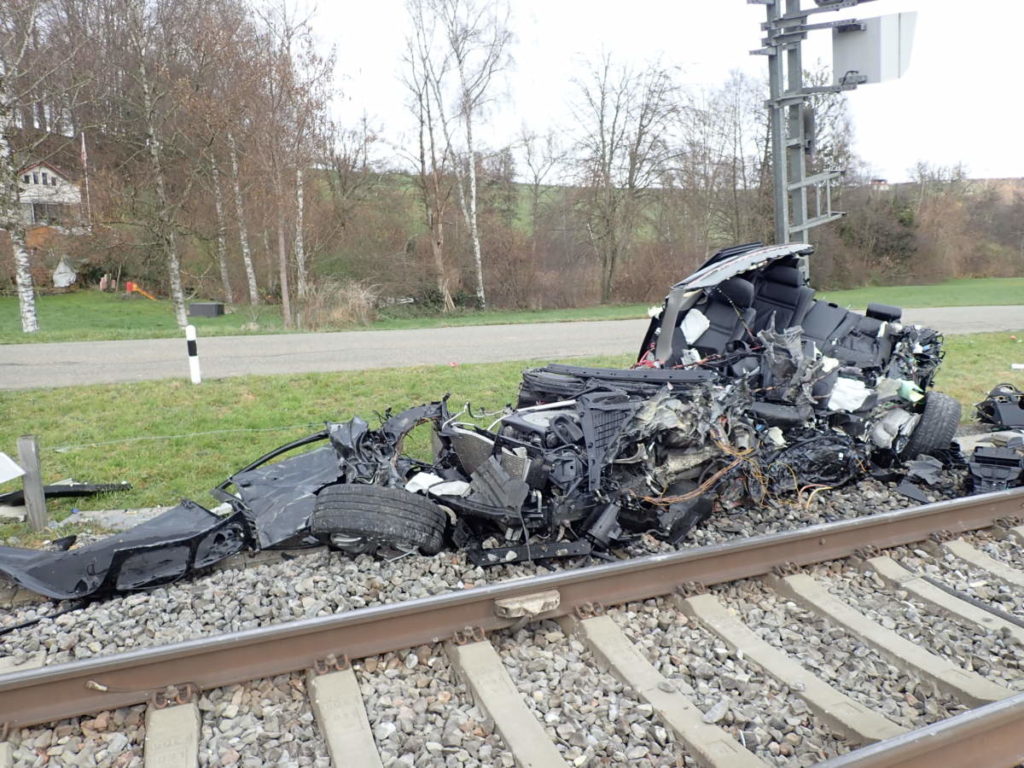 Unfall Sulgen TG - Zug auf Bahnübergang mit Auto kollidiert