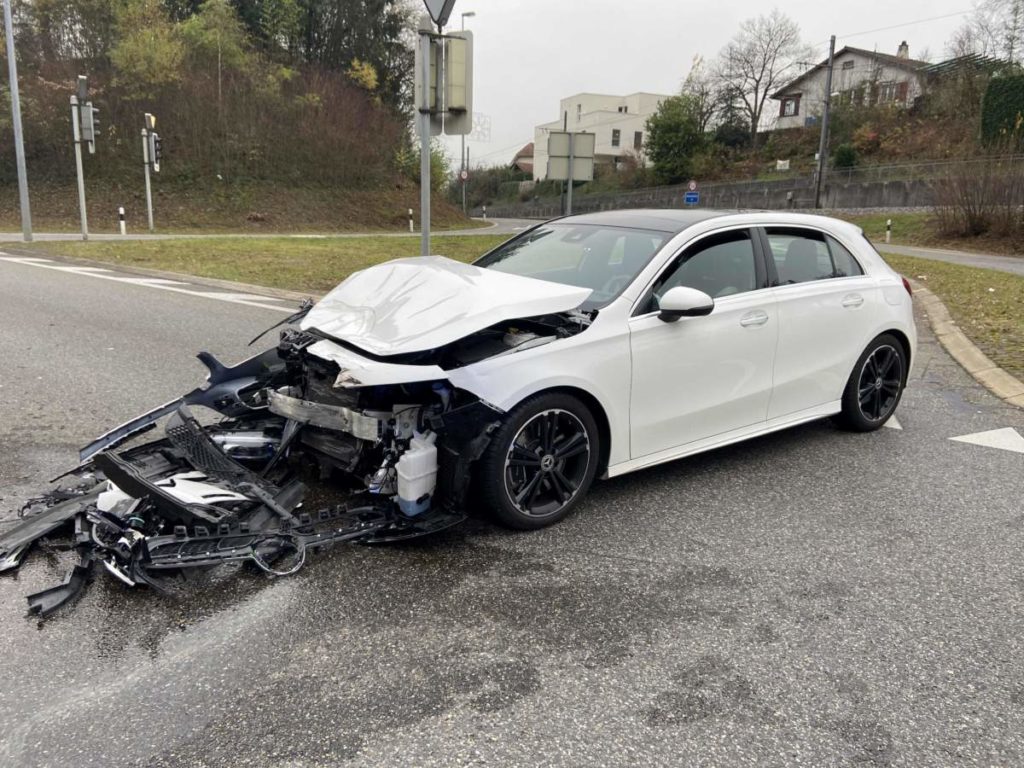 Unfall Aarau: Mercedeslenkerin (22) verursacht heftigen Crash