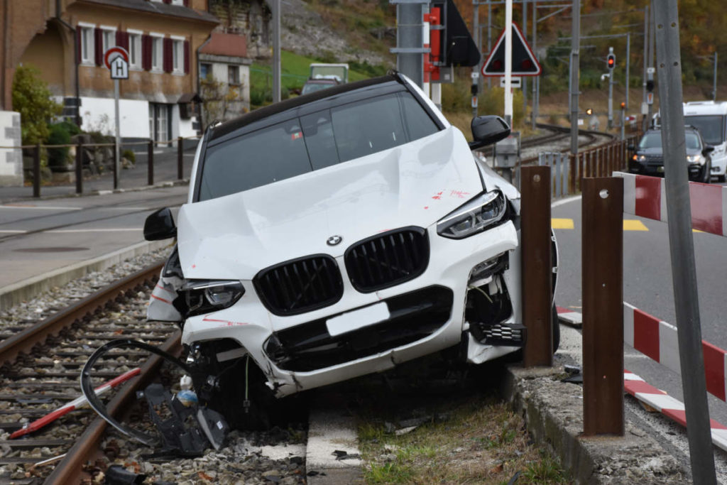 Unfall Kaiserstuhl OW: Mit BMW auf Trasse der Zentralbahn gelandet