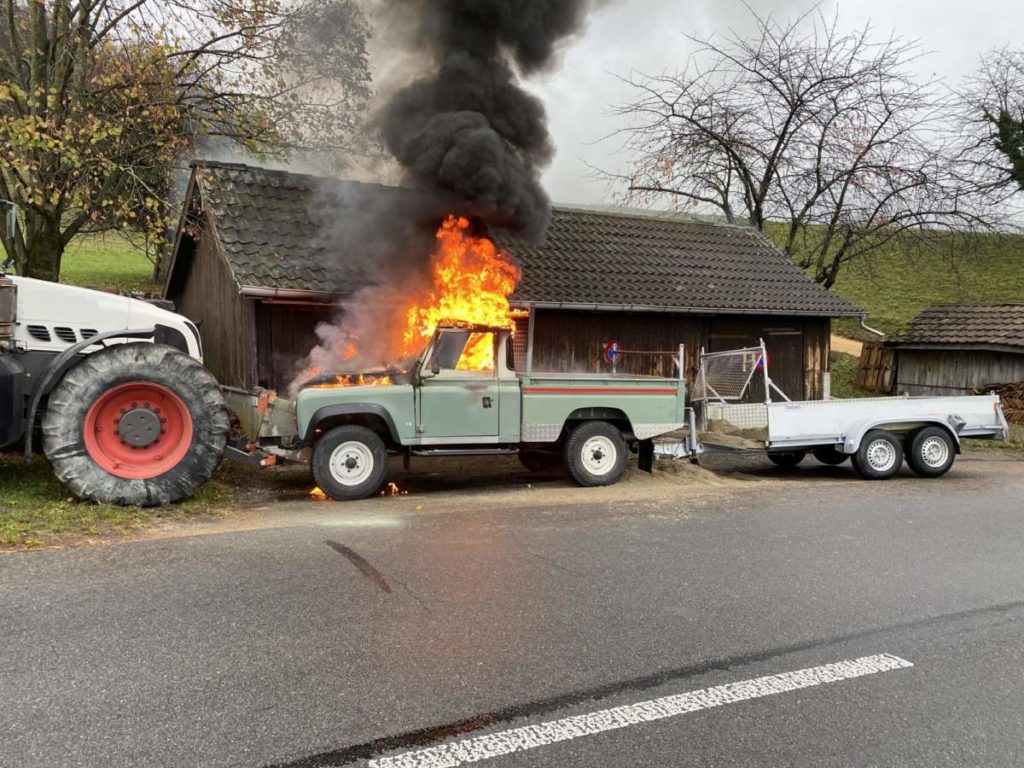 Sissach BL - Auto fängt nach Frontalunfall Feuer