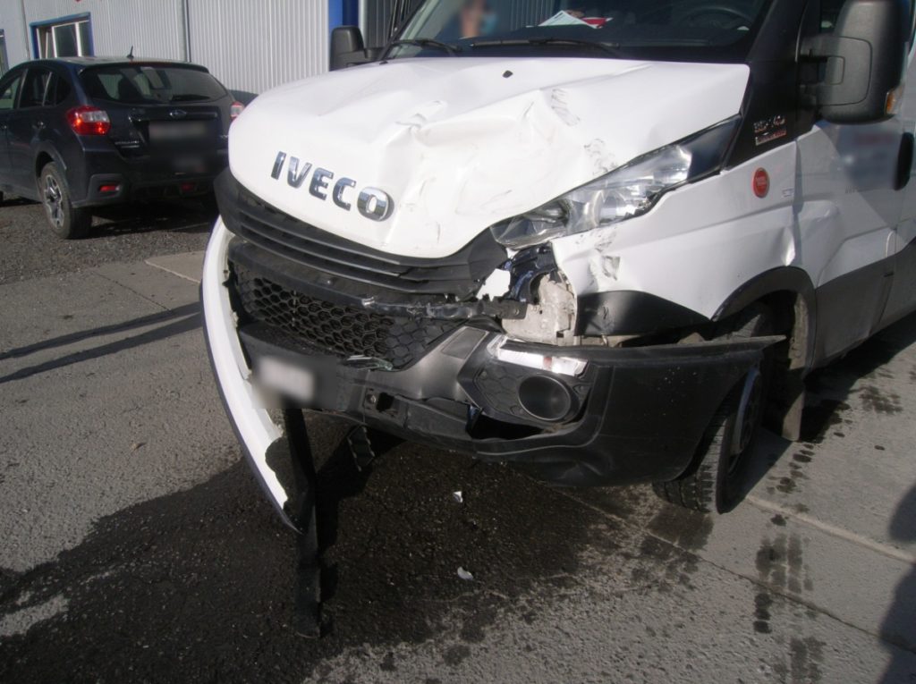 Unfall Altdorf UR - Lieferwagen und Lastwagen beim Abbiegen kollidiert