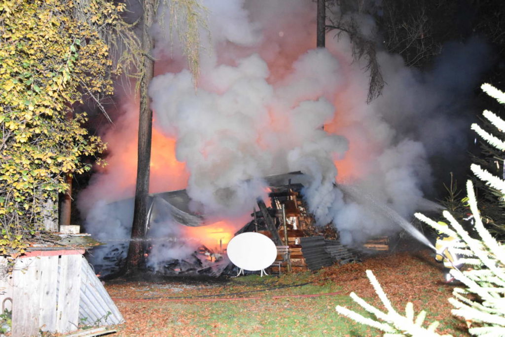 Niederbüren SG - Holzbeige in Brand geraten