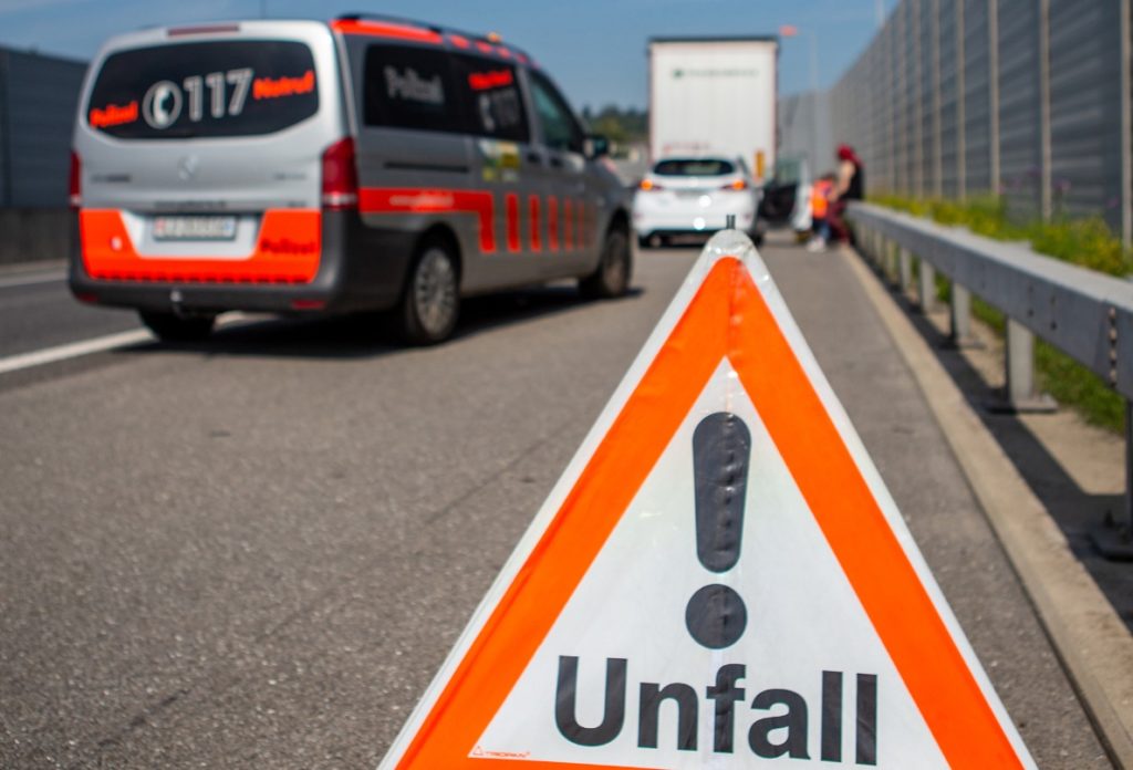 Schenkon LU: Unfall zwischen Sattelmotorfahrzeug und Postauto