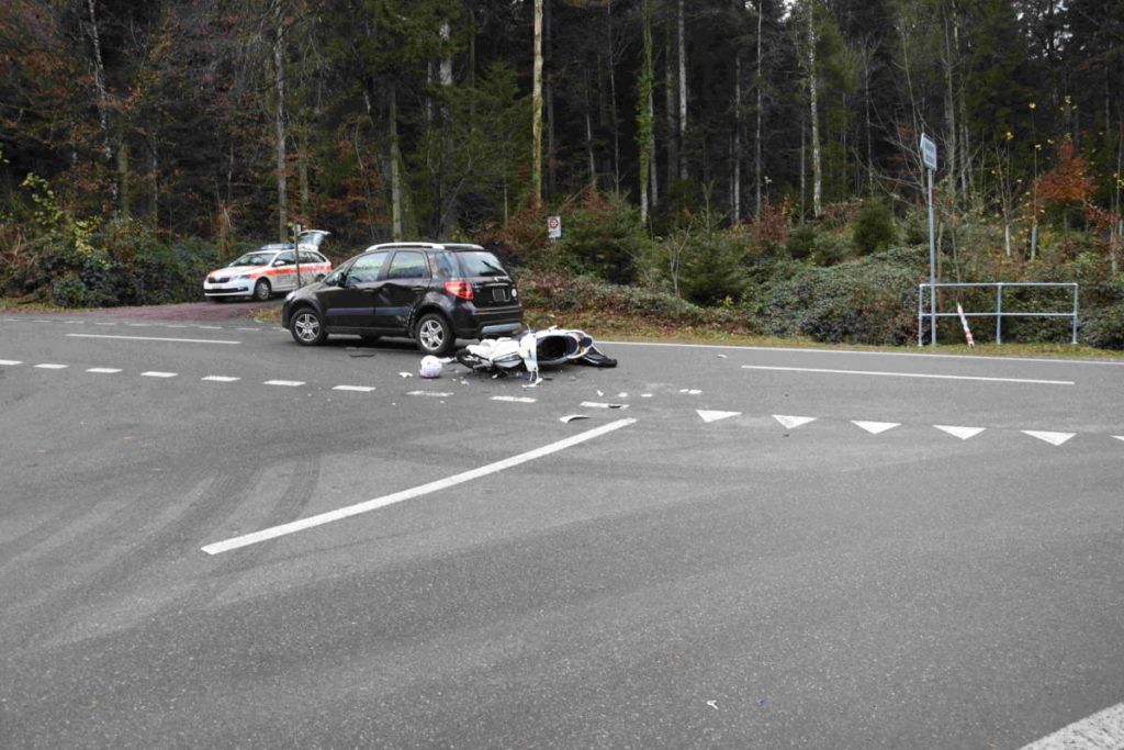 Engelburg SG - Rollerfahrerin (19) bei Unfall mit Auto verletzt