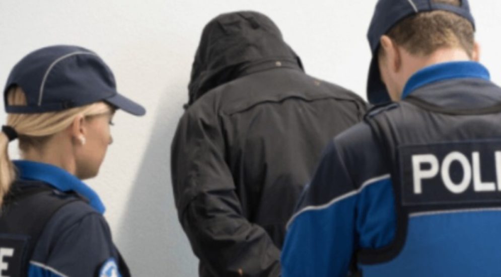 Düdingen FR - 3 Männer (20, 24) wegen Diebstählen vorläufig festgenommen