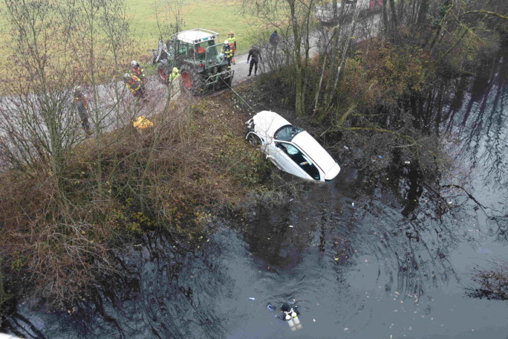 Zuzwil SG: Autolenkerin landet bei Unfall im Fluss