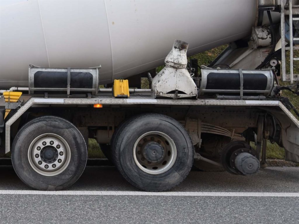 Domat/Ems GR: Lastwagen verliert auf Autobahn Doppelräder