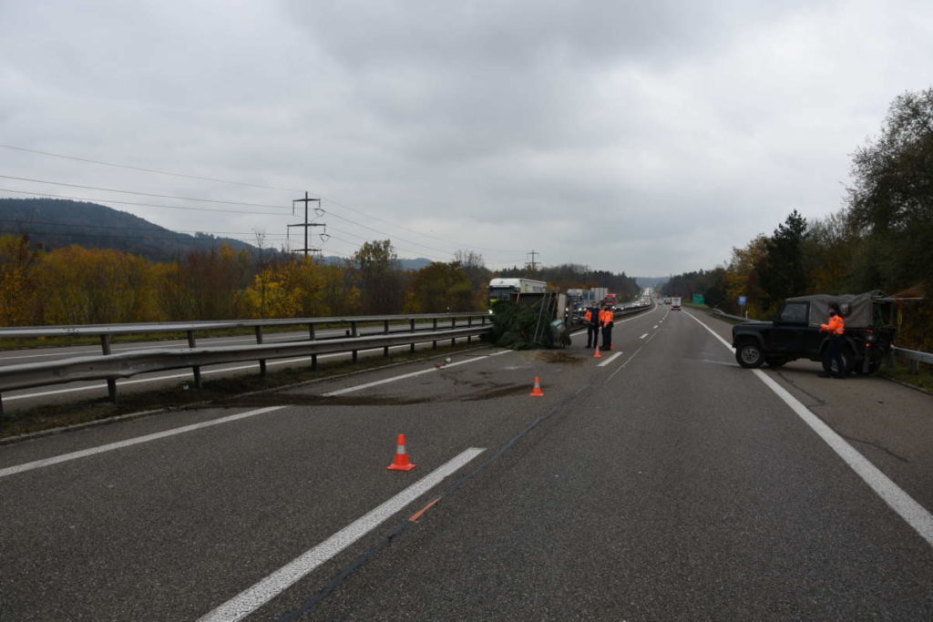 Unfall A1, Wil SG: Lieferwagen kracht in Mittelleitplanke