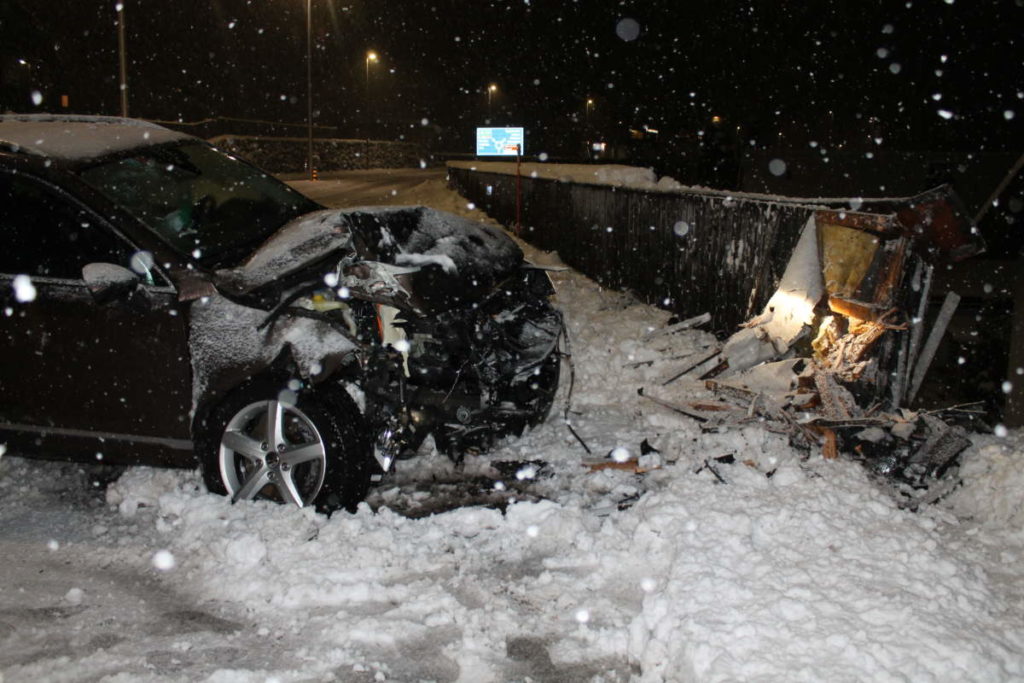 Unfall wegen Schnee im Appenzell AI: Kontrolle über das Fahrzeug verloren