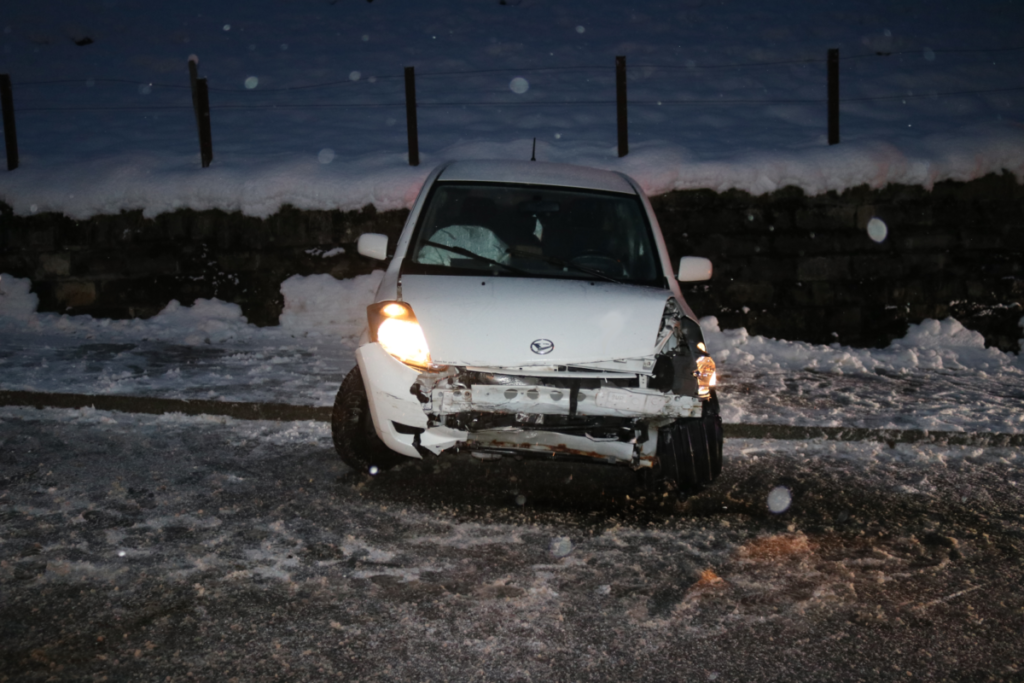 Gontenbad AI - Unfall auf schneebedeckter Strasse
