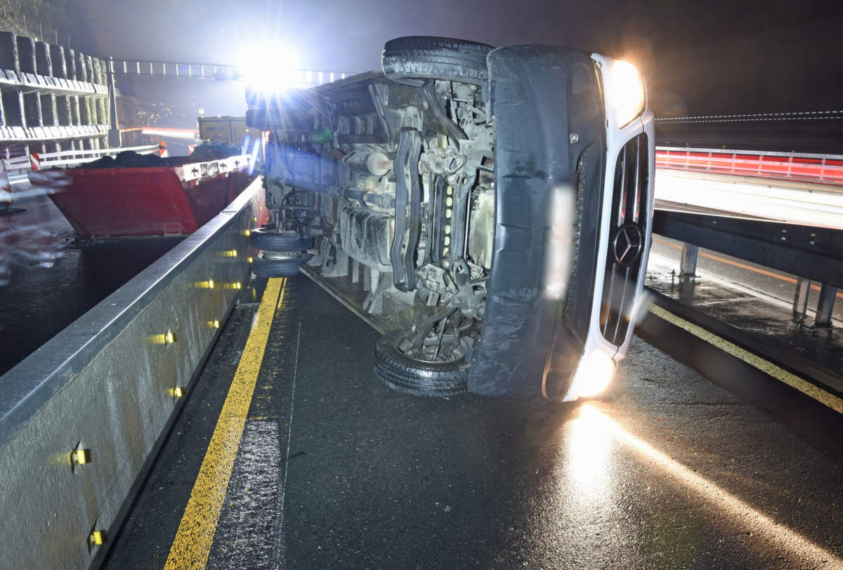 Unfall Horw LU: Lieferwagen kippt um: massiver Rückstau auf der A2