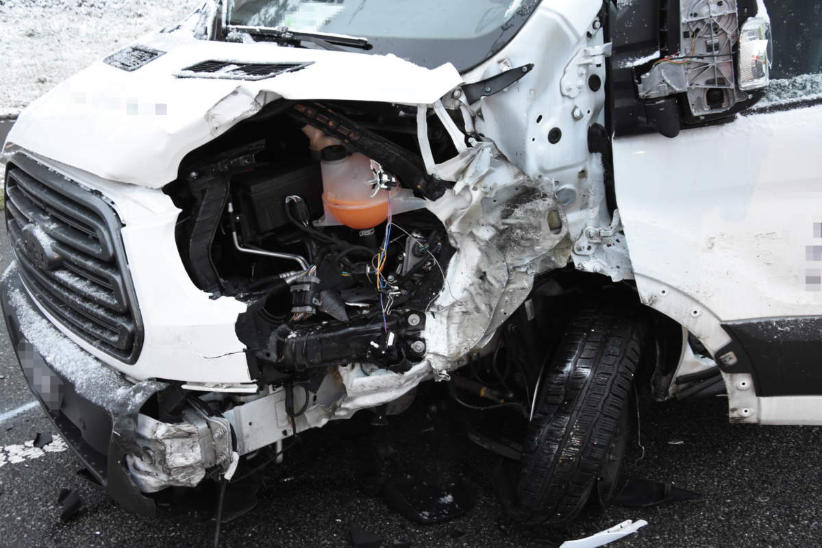 Salez SG: Unfall zwischen Lieferwagen und Auto